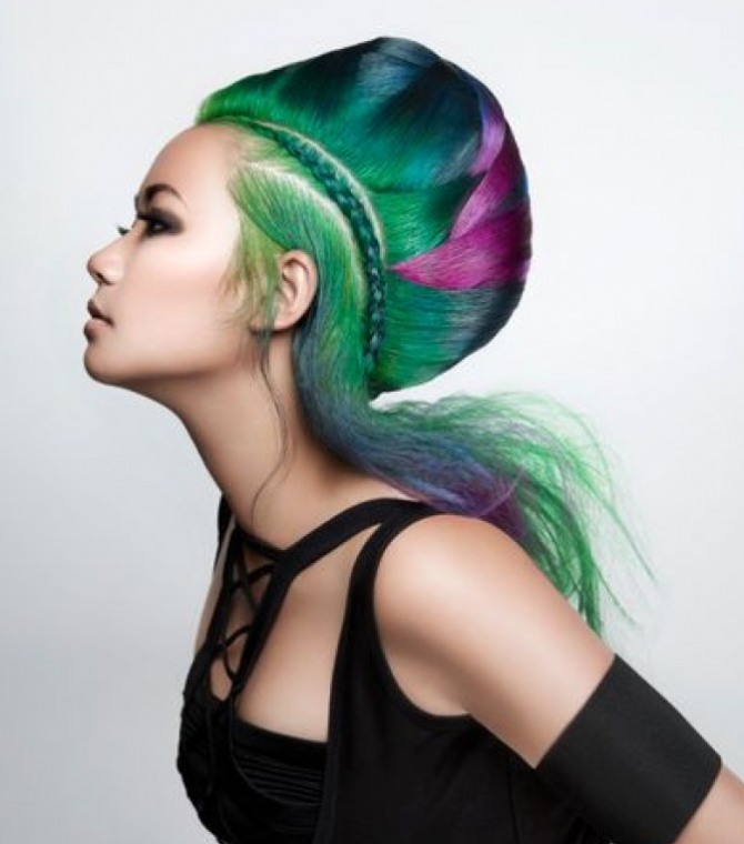 необычная вечерняя прическа для длинных волос с ярким разноцветным окрашиванием прядей