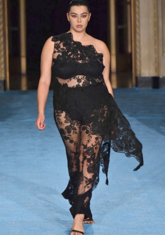 кружевное черное прозрачное платье для девушек и женщин с полной фигурой - вечерняя пышная мода 2022 года от бренда Christian Siriano RTW Spring 2022