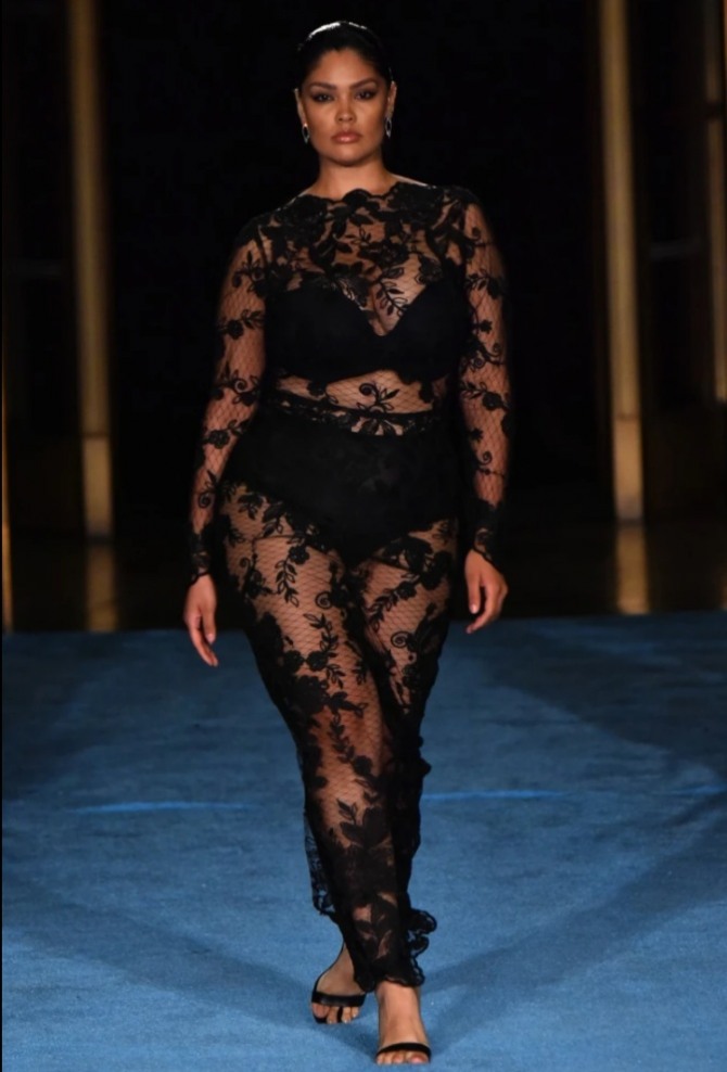 черное прозрачное платье с длинными рукавами из тюля - тренды моды на вечер для пышек пышная мода 2022 года от бренда Christian Siriano RTW Spring 2022