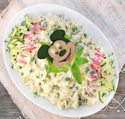 салат, украшенный головой мыши из колбасы, оливок, сыра и помидора