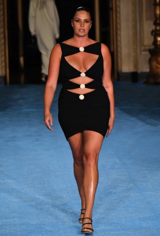 вечернее мини платье для пышек с вырезами на груди и животе, с крупными белыми пуговицами - пышная мода 2022 года от бренда Christian Siriano RTW Spring 2022