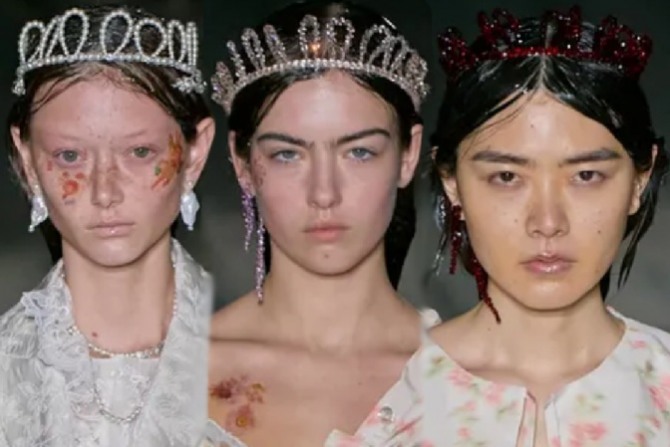 корона на голове - модный аксессуар для длинных женских волос - тенденции весна-лето 2022