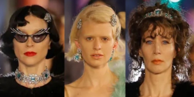 вечерние прически для средних волос с диадемами и брошами - фото из коллекции Gucci весна-лето 2022.