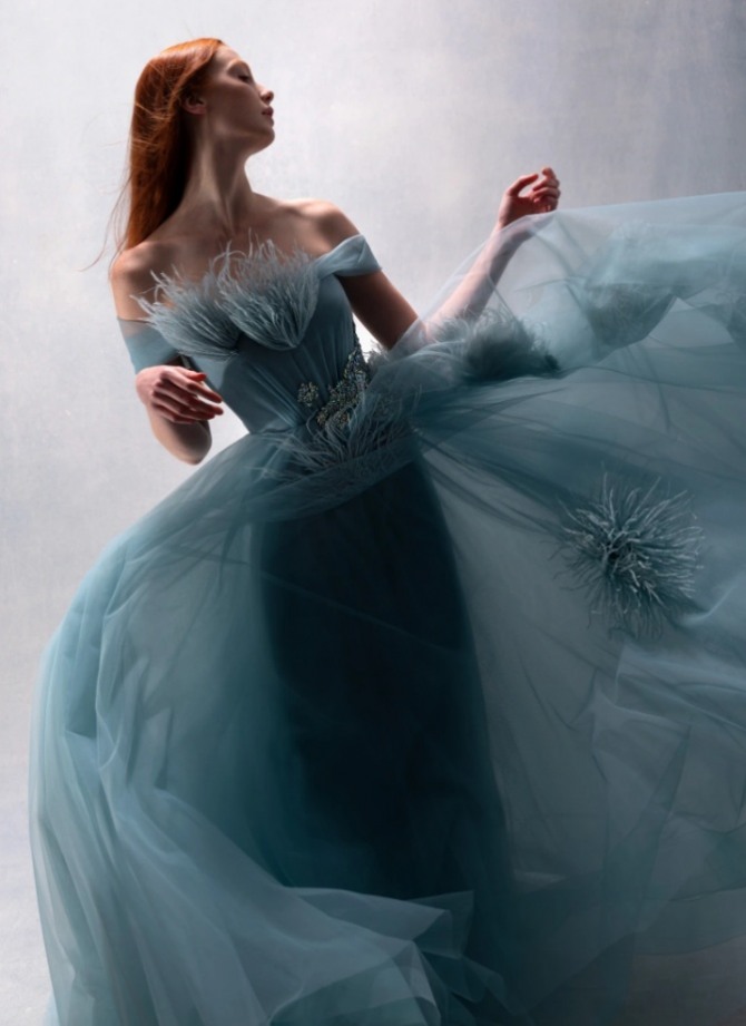 роскошное платье с пышной юбкой из полупрозрачного тюля пыльно-голубого цвета - с перьями