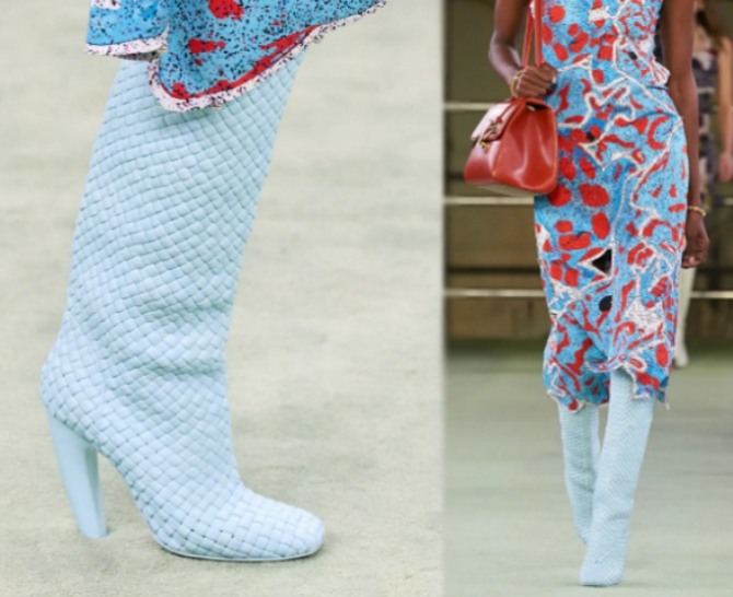 тренды в уличной женской обуви 2023 года - сапоги голубого цвета с тиснением под крокодила на высоком устойчивом каблуке - фото из коллекции Bottega Veneta (Миланская неделя моды)