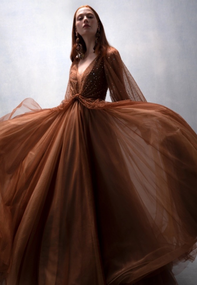 роскошное бальное платье из полупрозрачного тюля коричневого цвета - с драпировкой и блестками