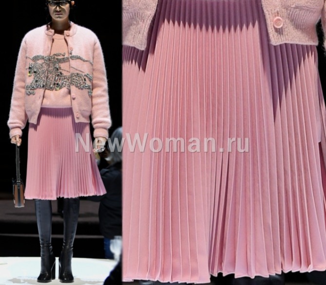юбки 2023 года от бренда Burberry - лондонский показ: плиссированная юбка длиною до колена, цвет пыльно-розовый