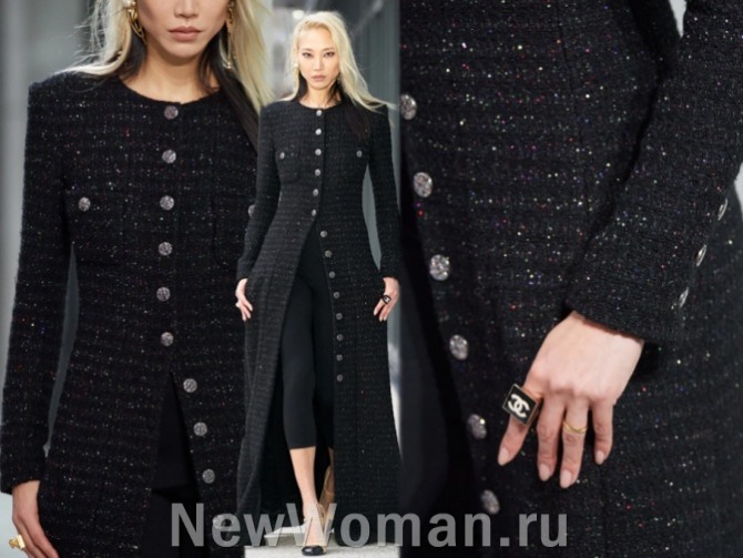 черное твидовое пальто макси из коллекции осень-зима 2023 бренда Chanel - без воротника, со сквозной застежкой на металлические пуговицы