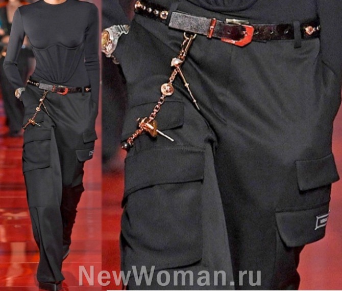 стильный образ в черном цвете с брюками карго - модный показ Версаче на 2023 год