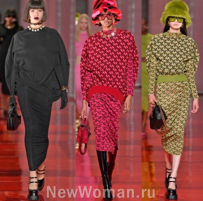 примеры модных женских комплектов из плотного трикотажа 2023 года от модного дома Версачи