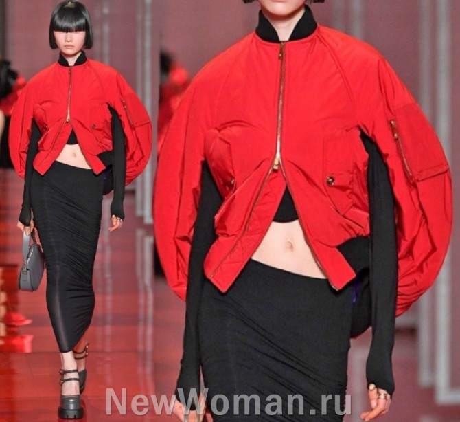 куртка-кейп красного цвета - с прорезями для рук, отделкой черного цвета и вертикальными прорезными карманами с фигурными клапанами, модный показ на 2023 год в Милане от Версаче