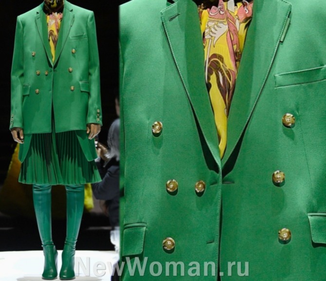 тренды в моде на женский костюм 2023 года - блейзер ядовито-зеленого цвета с имитацией двубортности и плиссированная юбка до колена с фалдами на поясе.