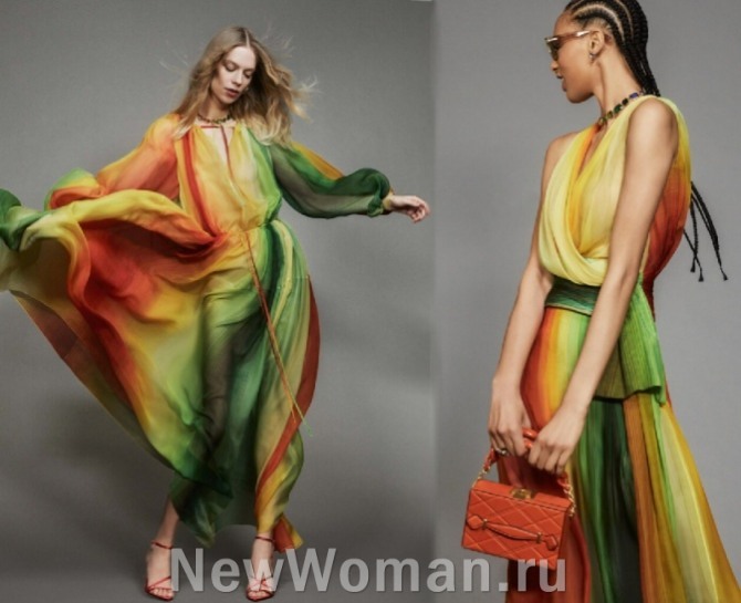 летящие разноцветные с вертикльными цветными полосами весенние платья 2023 года - с рукавами и без рукавов