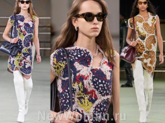 тенденции в моде на весенние платья 2023 года - вязаное мини с высокими ботфортами и сумками через плечо - коллекция Bottega Veneta (Миланская неделя моды)