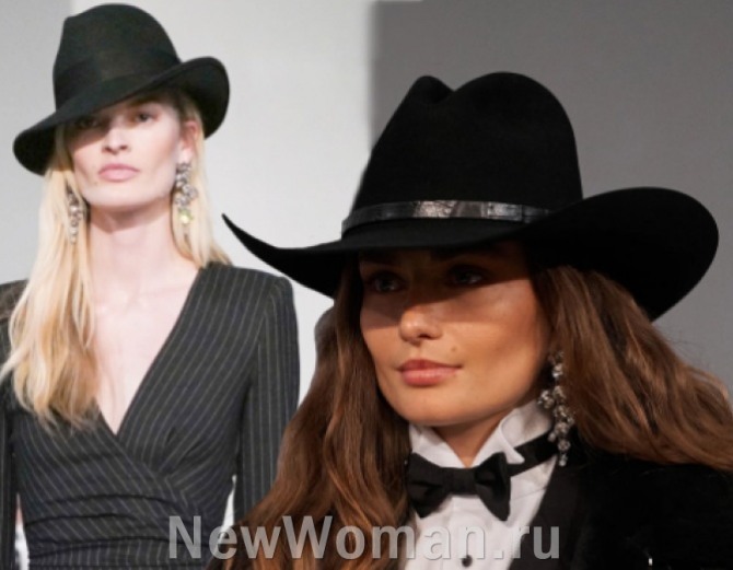 женские демисезонные формованные люксовые шляпы из фетра черного цвета с ковбойском стиле - тренды 2023 года от модного дома Ralph Lauren (Нью-Йоркская неделя моды)