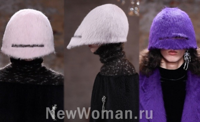 модные головные уборы осень-зима 2023 года - женская шляпа-шлем "робокоп" с прорезями для глаз от бренда Raf Simons (Лондонская неделя моды)