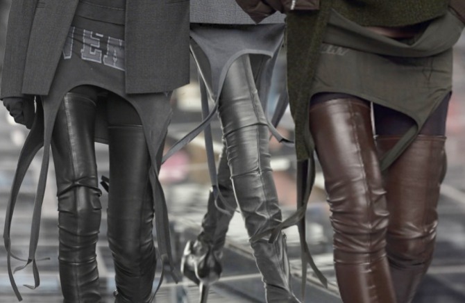 юбки из льняных футболок Givenchy (Парижская неделя моды), имитирующие пояс с пажами для поддержания чулок на женских ногах