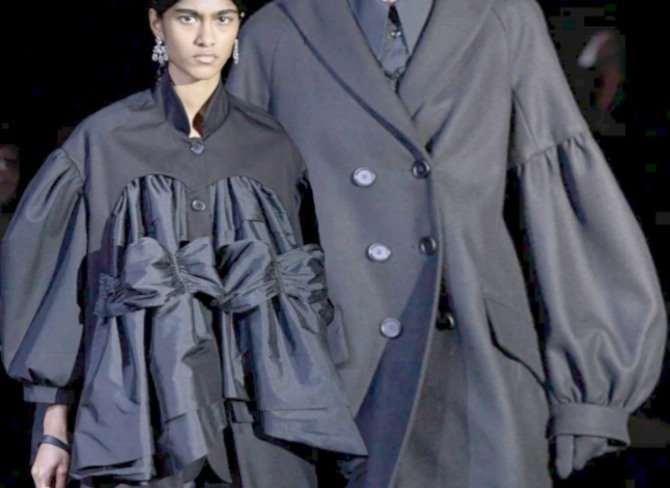 женские модели плащей черного цвета от бренда Simone Rocha (Лондонский показ мод 2023)