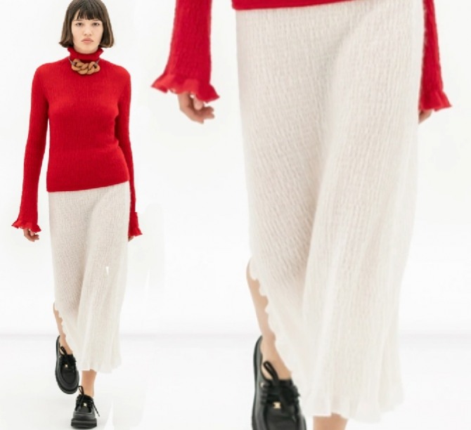 стильный осенний трикотажный аутфит 2023 года - красный свитер с воланами на рукавах и стойке и прямая узкая трикотажная юбка белого цвета с боковым нижним разрезом, с черными грубыми кожаными туфлями на сплошной подошве