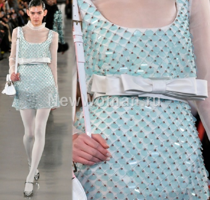 платье для девушки минималистического фасона, декорированное тонкими прозрачными пластиковыми пластинами и стразами