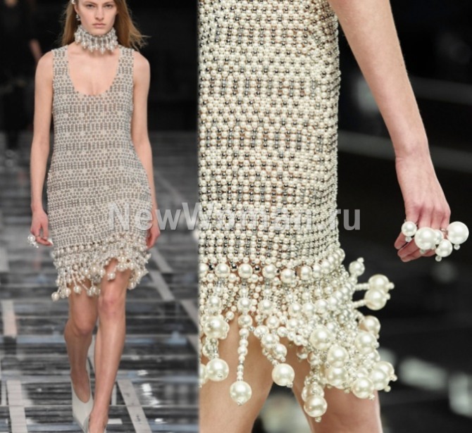 вечернее светлое платье из бисера и жемчуга с декором из крупных жемчужин на подоле - Givenchy (Парижская неделя моды)