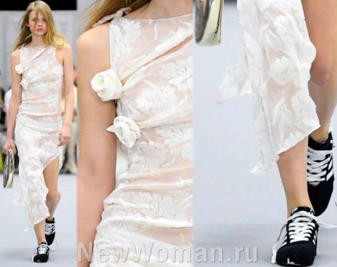 тернды в вечерней моде на платья 2023 года - белое платье их французского бархата с асимметричным подолом в ансамбле с кроссовками Adidas - коллекция Coperni (Парижская неделя моды)