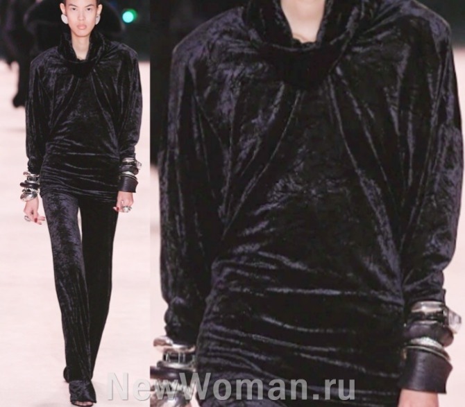 брючный костюм 2023 года из черного бархата - узкие прямые брюки и туника с шалевым воротником и длинными рукавами - фото с модного показа Saint Laurent (Парижская неделя моды)
