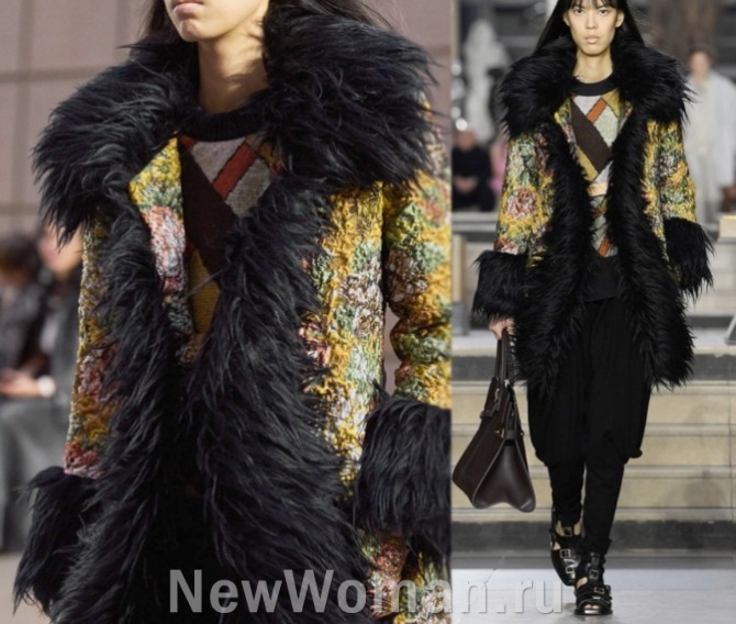  модная верхняя женская одежда 2023 года от модного дома Louis Vuitton (Парижская неделя моды) - винтажное парчовое женское пальто, отделка - мех черного цвета