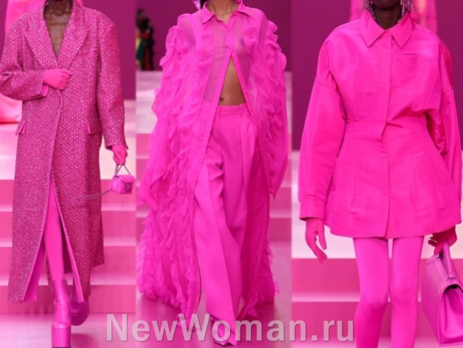 женский плащ сезона весна-лето 2023 розового цвета от бренда Valentino (итальянский модный дом на Парижской неделе моды)