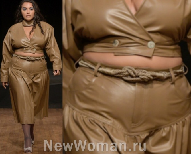 кожаный комплект-костюм с юбкой на кокетке из искусственной кожи на полной модели с показа Maryam Nassir Zadeh на 2023 год (Нью-Йорк)