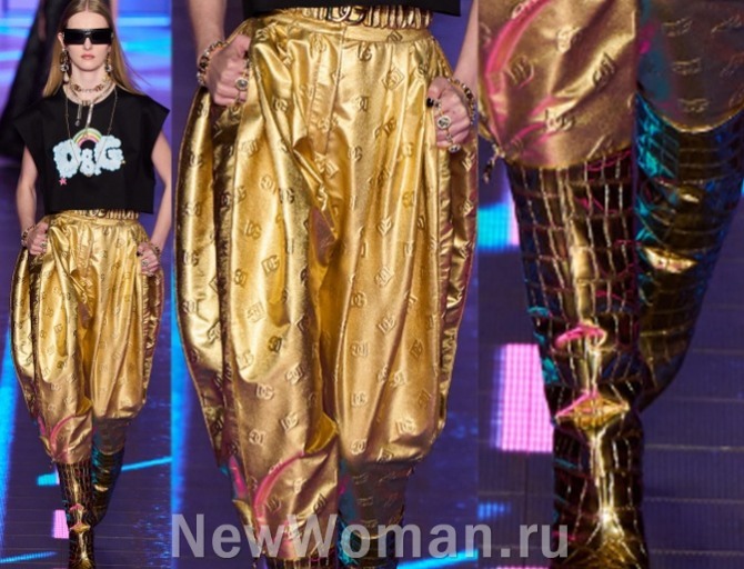 женские брюки-шальвары из ткани с золотым металлическим блеском - Dolce & Gabbana (Миланская неделя моды) на 2023 год