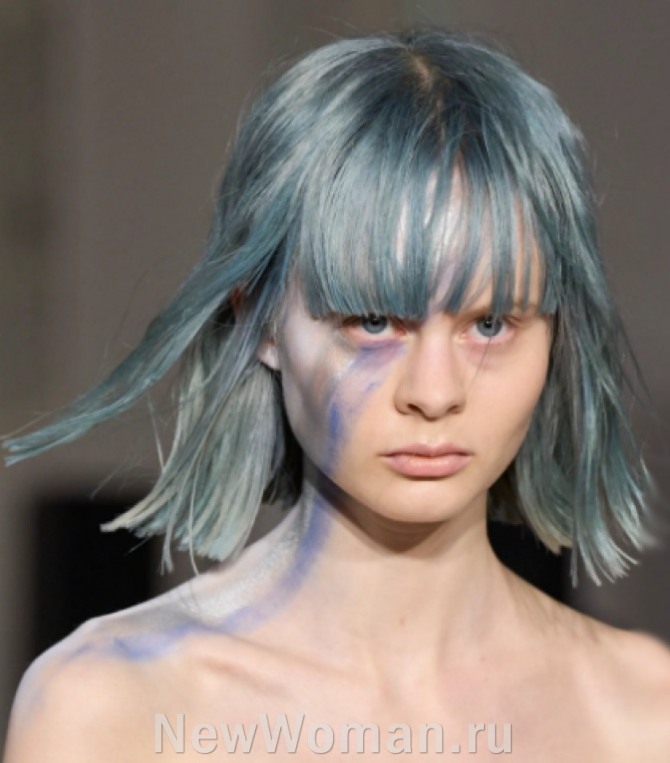 окрашивание 2023 в зеленый цвет - волосы средней длины до плеч с челкой - фото с подиума от бренда Rokh (Лондонский дом моды на показе в Париже)