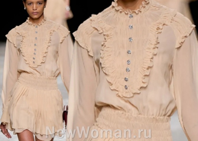 пудровая блузка в романтическом стиле с втачной манишкой - фото с подиума тренды 2023