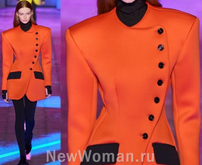 женское пальто 2023 до середины бедра морковного цвета с запахом и застежкой на боковые черные пуговицы