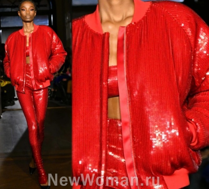 женский яркий комплект с блестками в стиле тотал-ред, мода 2023 - куртка-бомбер, легинсы, топ-бандо - все в красном цвете, пайеточная ткань