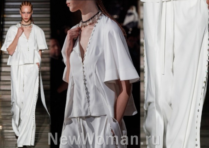 белый летний брючный костюм 2023 года с блузой навыпуск от бренда Altuzarra.