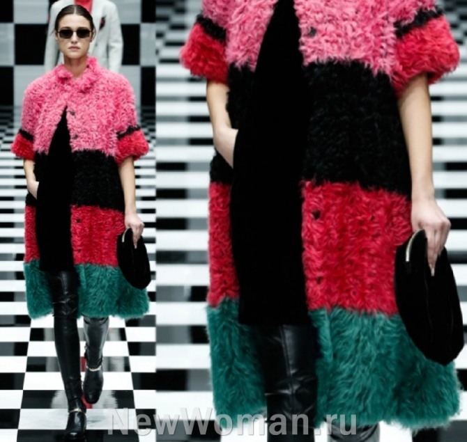 фото из коллекции 2023 Emporio Armani (Миланская неделя моды) - пальто из разноцветных кусков мохровой ткани - в стиле колор-блокинг