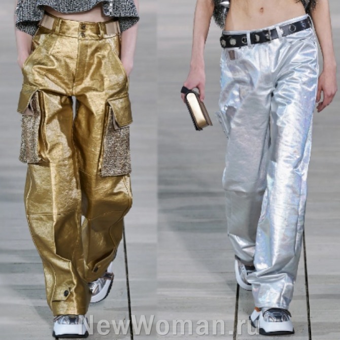 брюки 2023 года из металлизированной ткани золотого и серебряного цветов - Louis Vuitton (Парижская неделя моды "Курорт 2023")