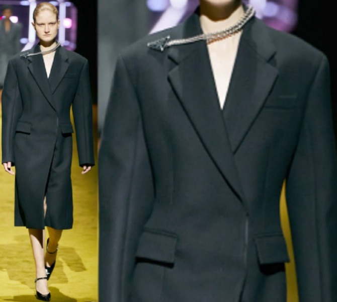 черное женское демисезонное пальто 2023 года на запах от бренда Prada, FALL 2022 READY-TO-WEAR, Миланская неделя моды