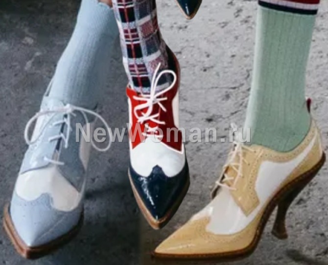 женские модели модифицированных женских туфель дерби с острым мысом и высоким каблуком-рюмочкой - подиум Thom Browne, RESORT 2023, Неделя моды в Париже