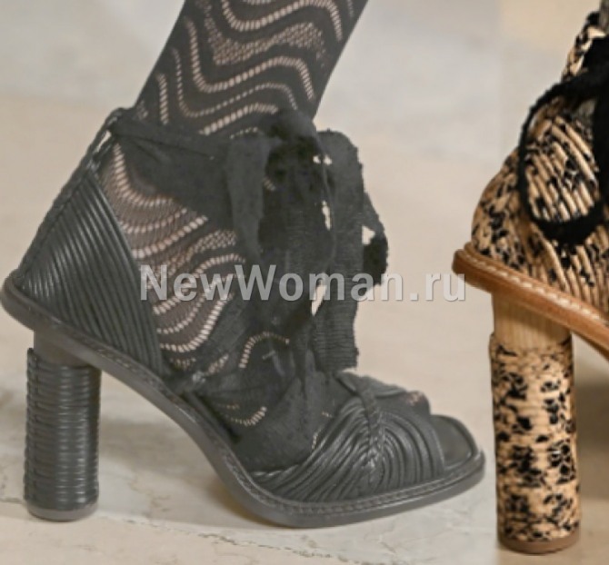 плетеные босоножки из кожаной лапши, каблук тоже с обмоткой - тренд 2023 года от дизайнера Ulla Johnson, Нью-Йоркская Неделя моды