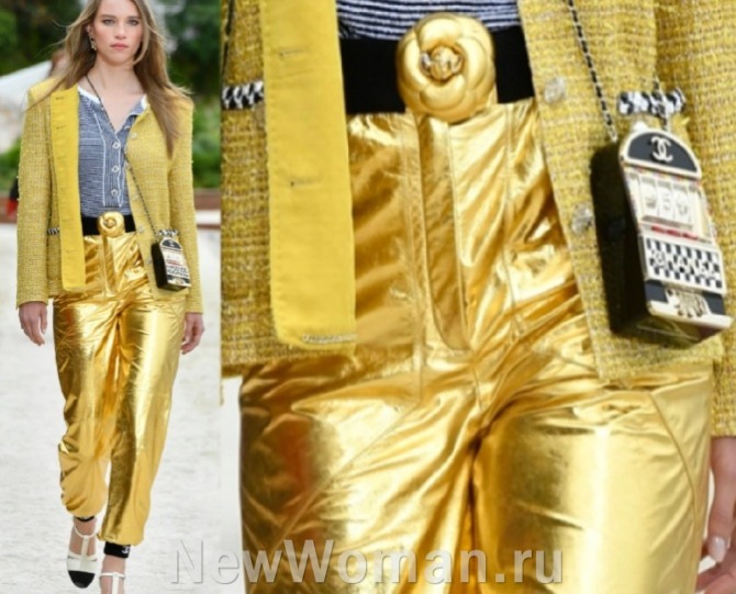 женские брюки из золотой металлизированной ткани с черным поясом и черными манжетам внизу штанин - Chanel Cruise 2023, Париж