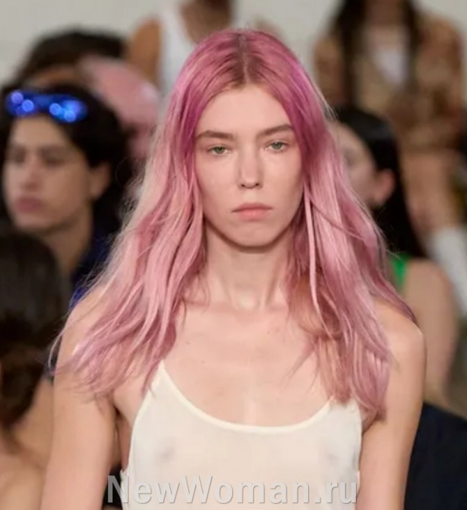распущенный длинный волосы розового цвета - тренды весна-лето 2023, JW Anderson, Resort 2023, Лондонская Неделя моды