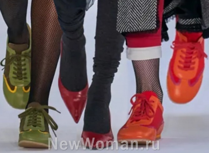 модели цветных женских модных туфель с Недели моды в Лондоне на 2023 год