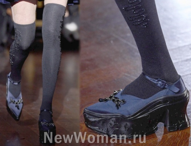 туфли из темного сине-серого сатина на литой подошве с платформой - тренды в женской обуви 2023 года, модный показ Simone Rocha, FALL 2022 READY-TO-WEAR, Ирландский бренд на неделе моды в Лондоне