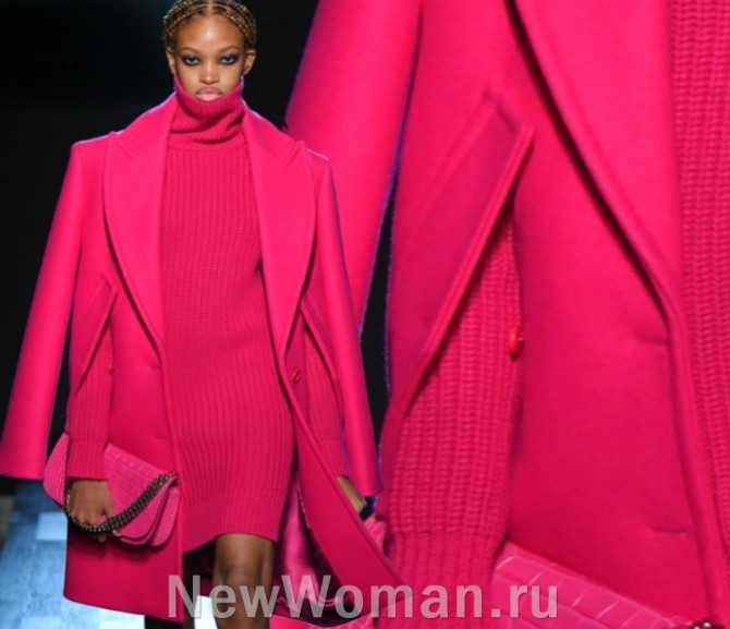 пальто-кейп с платьем-свитером в образе тотал-лук осень 2023 года, Michael Kors RTW Fall 2022, Нью-Йорк