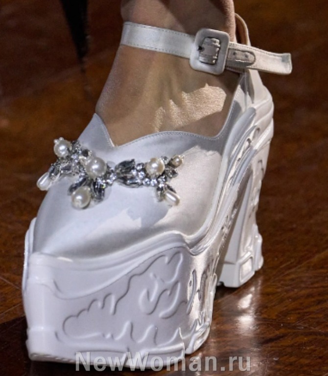 белые атласные вечерние туфли с декором и на платформе - обувные женские тренды 2023 года от модного дома Simone Rocha