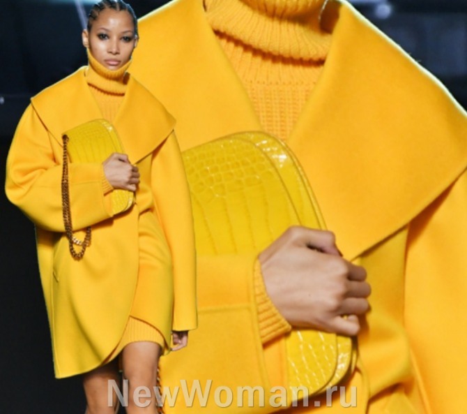 желтое женское пальто до колена с запахом и шалевым воротником - тренды в верхней женской одежде 2023 года от модного дома Michael Kors, Нью-Йорк