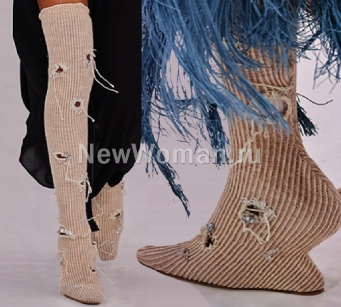 женские сапоги-чулки бежевого цвета из трикотажа с дырками - идея от модного дома Acne Studios (Швеция)