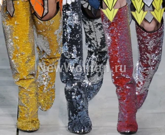 женская мода 2023 года - черные и цветные сапоги с серебряным напылением от бренда Louis Vuitton (Франция)
